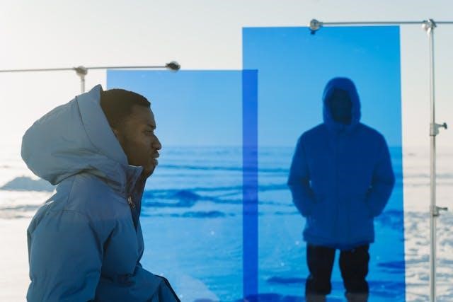 The Impact of Backgrounds on Professional Profile Pictures